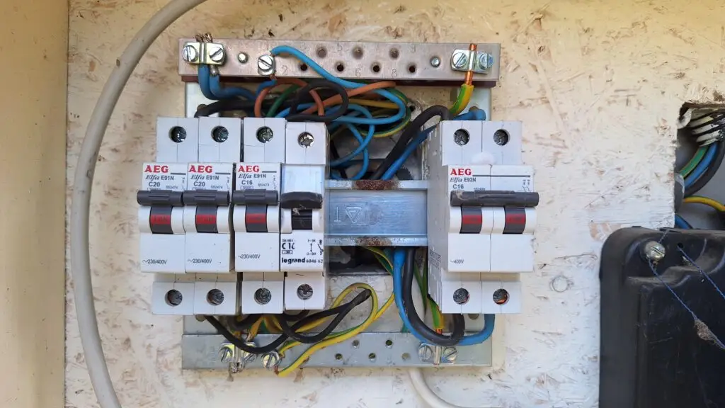 ilyen volt - családi ház biztosíték tábla - Villanyszerelés Nagytarcsa