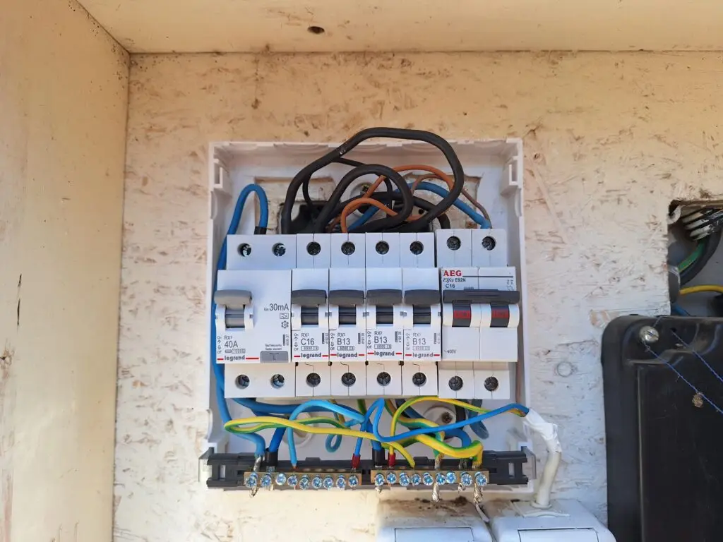 ilyen lett - ÁVK-val kiegészítve, vezetéknek megfelelő kismegszakító cserével - Villanyszerelés Nagytarcsa