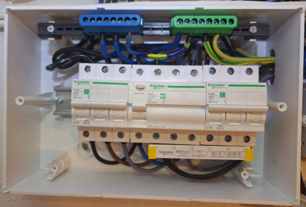 biztosítéktábla - 3F kismegszakítók, 3F ÁVK (FI-relé)
Villanyszerelés Kistarcsa – biztosítéktábla csere