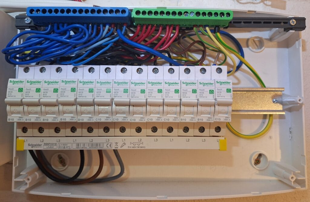 biztosítéktábla - 1P B10, C10 és C13 kismegszakítóval - Villanyszerelés Kistarcsa – biztosítéktábla csere