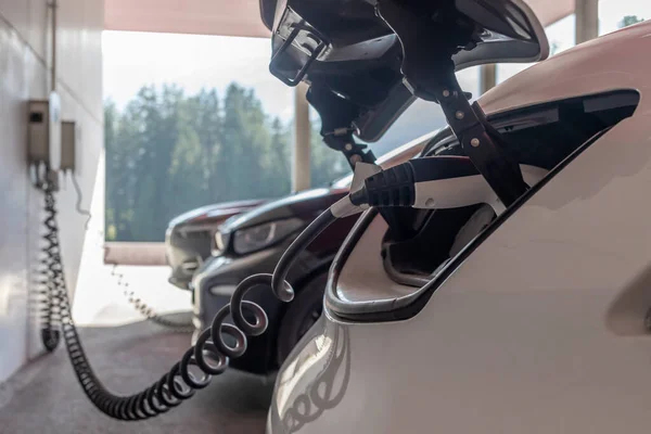 Villanyszerelő fali töltőt szerel elektromos autóhoz