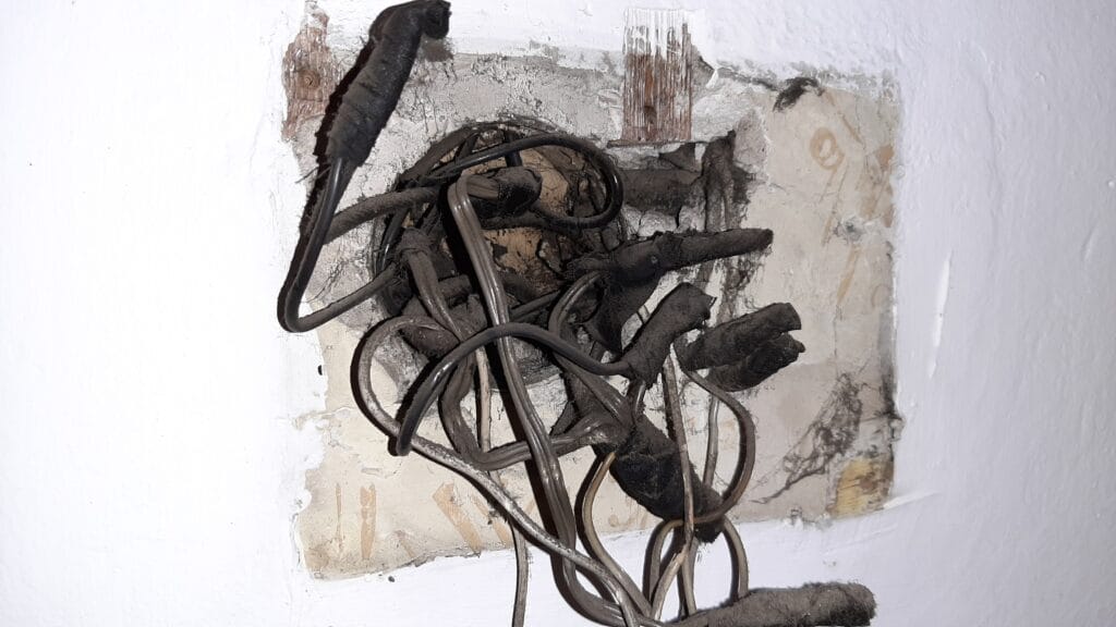 társasházi lakás - alu vezetékek a falban - Villanyszerelés Nagytarcsa