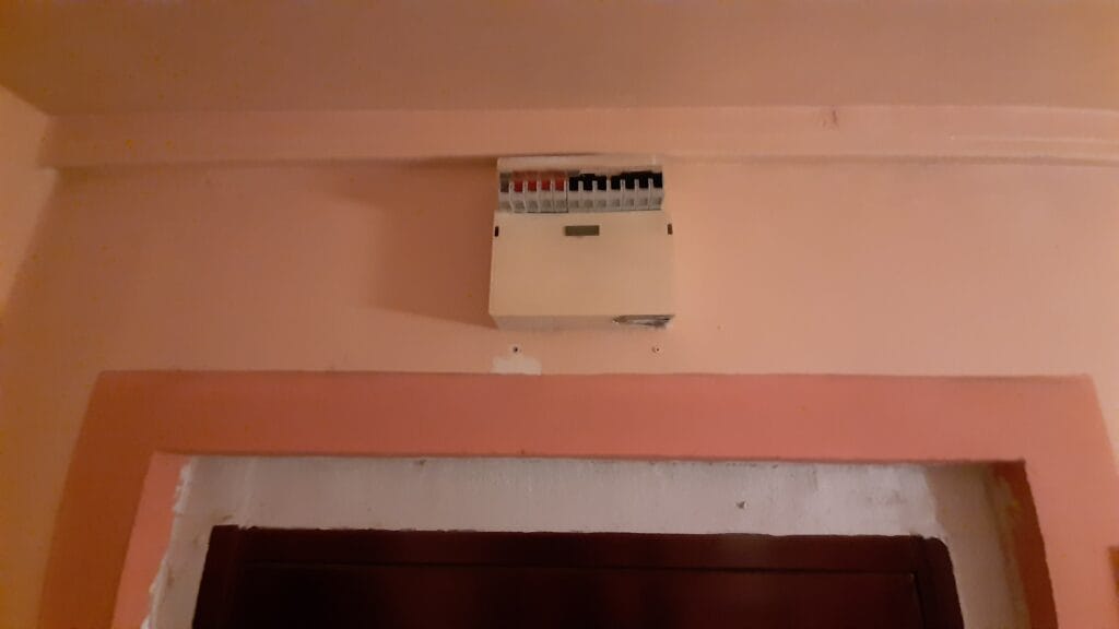 panel lakás - régi lakáselosztó - Villanyszerelés Nagytarcsa