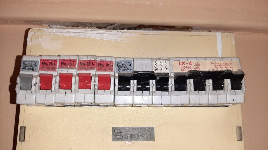 panel lakás - régi lakáselosztó (közelebbről) - Villanyszerelés Nagytarcsa