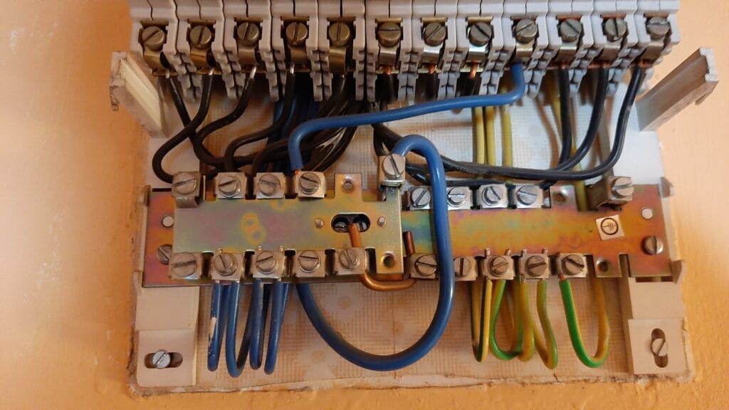 panel lakás - régi lakáselosztó (belülről) - Villanyszerelés Nagytarcsa