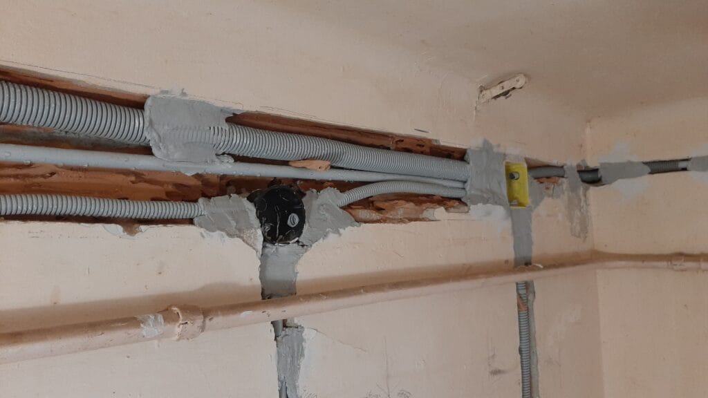 frissen gipszelt csövek - villanyszerelés - Villanyszerelés Nagytarcsa