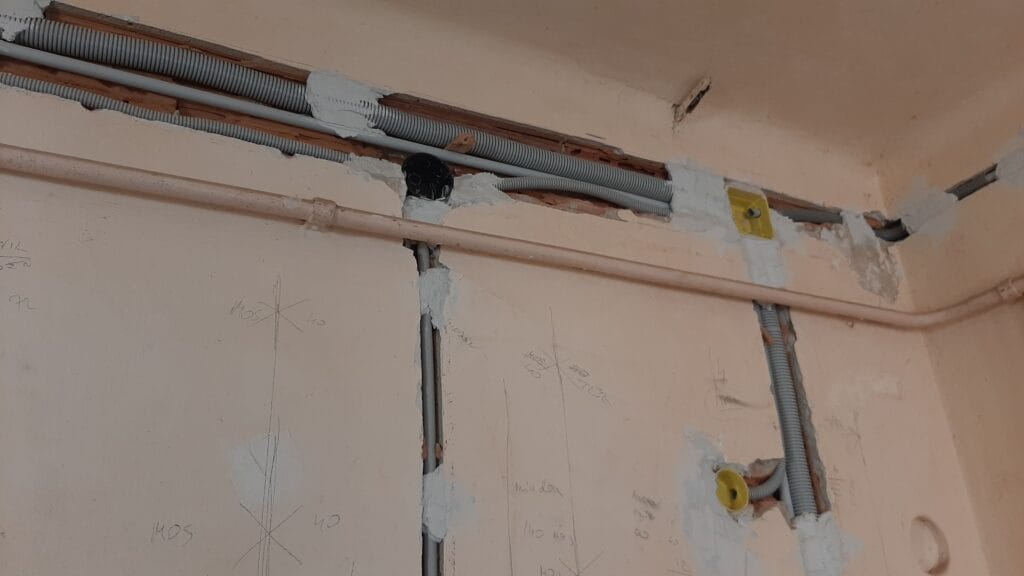 merevfalú- és gégecső gipszelve a horonyban - Villanyszerelés Nagytarcsa