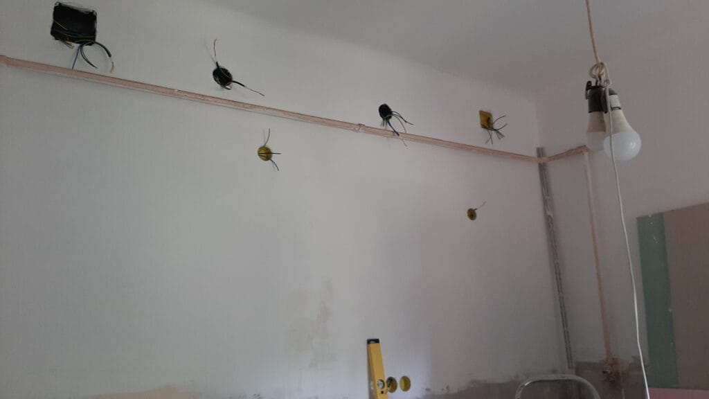 szerelvényezés elött - villanyszerelés - Villanyszerelés Nagytarcsa