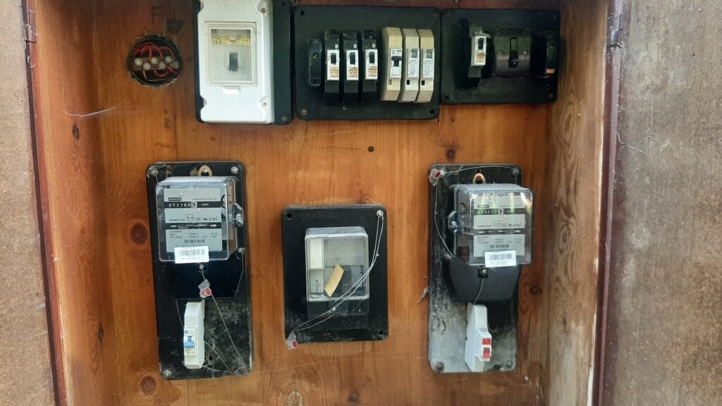 kertes ház - villanyóra, régi guman tábla - Villanyszerelés Nagytarcsa