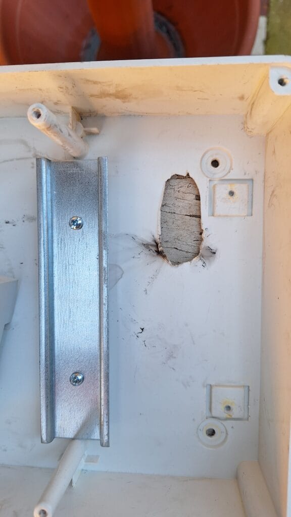 alu és réz találkozása - kiégett doboz burkolat - Villanyszerelés Nagytarcsa