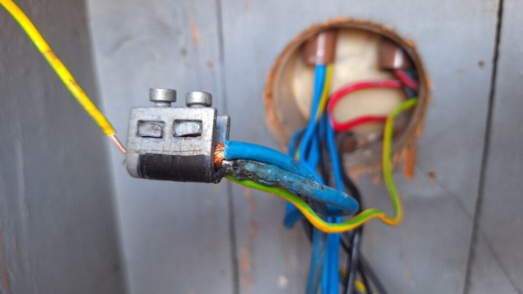 alu és réz találkozása - helytelen szerelés - Villanyszerelés Nagytarcsa