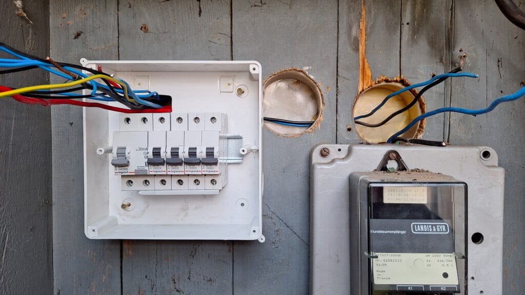 alu és réz találkozása - rendrakás az elosztóban - Villanyszerelés Nagytarcsa