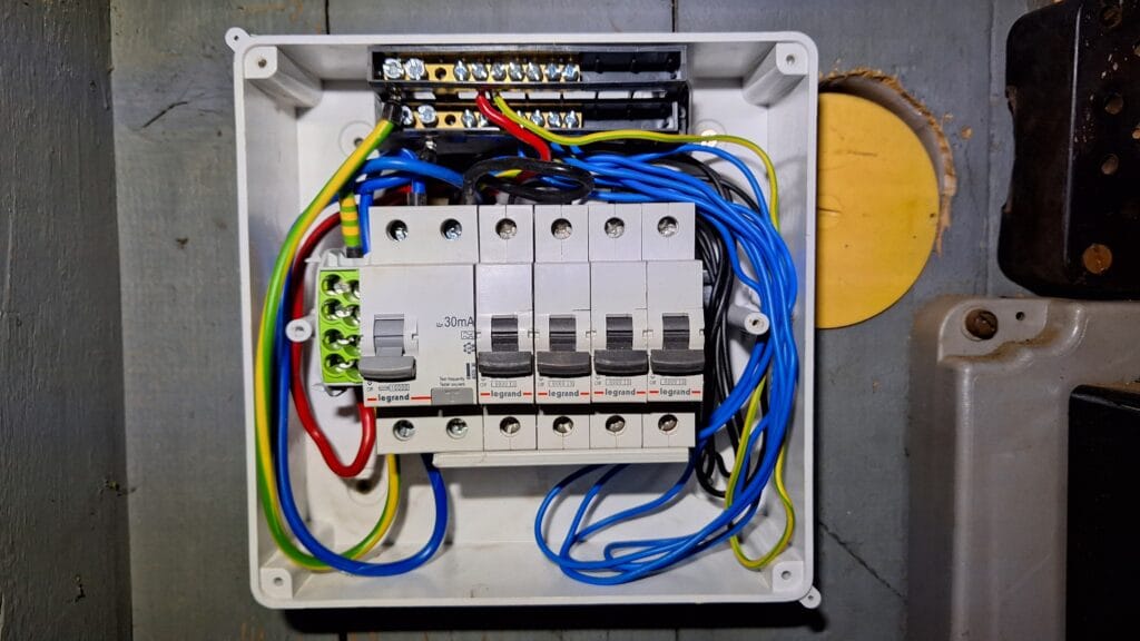 alu és réz találkozása - fedél elötti állapot - Villanyszerelés Nagytarcsa