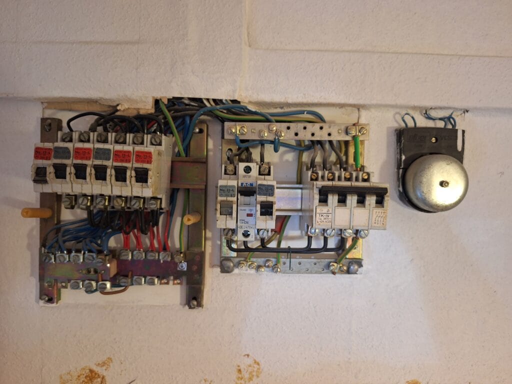 klima es dugalj - eredeti biztosítéktábla - Villanyszerelés Nagytarcsa