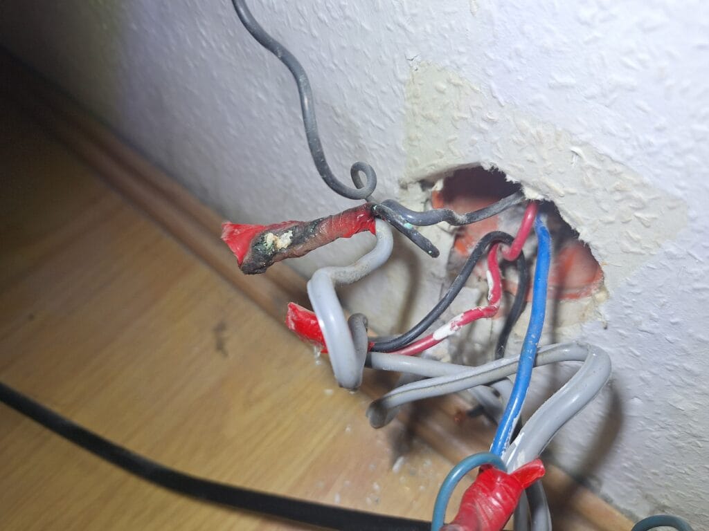 alu és réz találkozása - klima es dugalj - Villanyszerelés Nagytarcsa