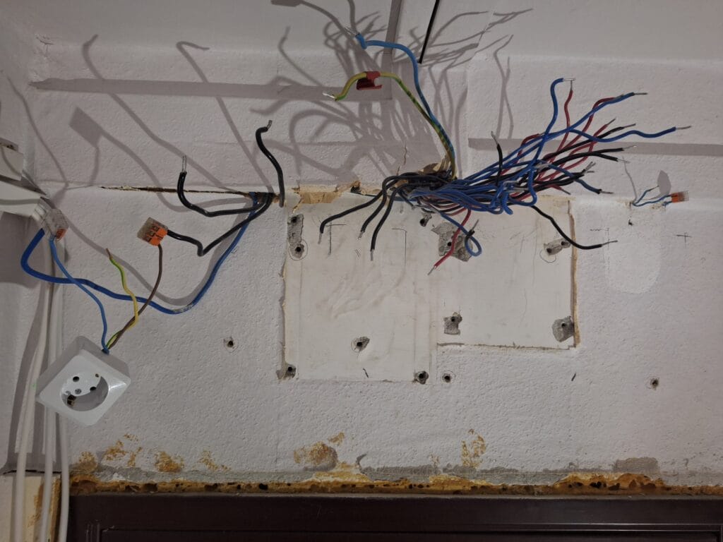 klima es dugalj - villanyszerelés folyamatban - Villanyszerelés Nagytarcsa