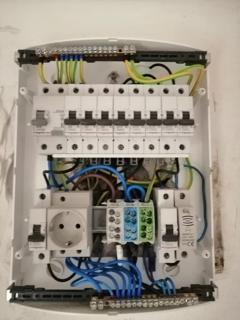 társasházi lakás - új kinézet, rendezett lakáselosztó - Villanyszerelés Nagytarcsa