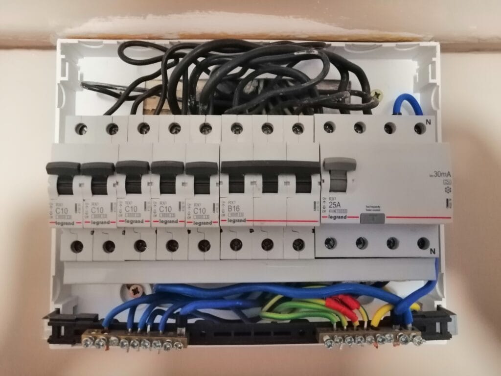 panel lakás - új kismegszakítók, áramvédő-kapcsolóval - Villanyszerelés Nagytarcsa
