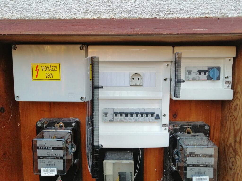 villanyszerelés folyamatban - végleges állapot - Villanyszerelés Nagytarcsa