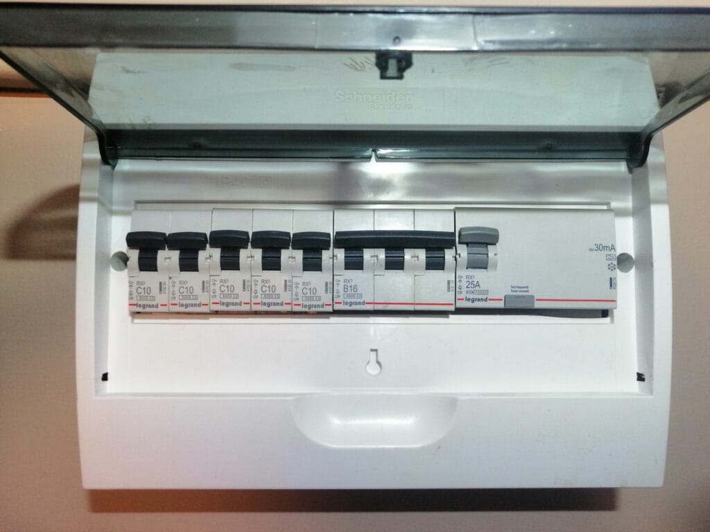 panel lakás - új kismegszakítók, áramvédő-kapcsolóval, fedéllel kiegészítve - Villanyszerelés Nagytarcsa