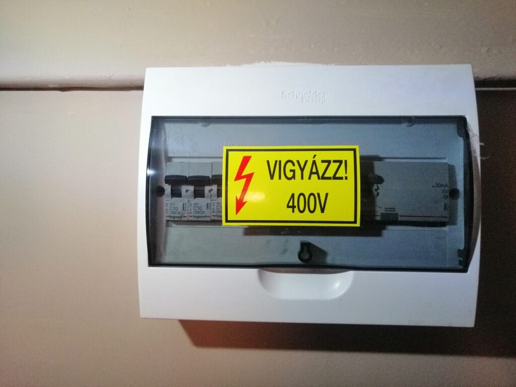 panel lakás - új kismegszakítók, áramvédő-kapcsolóval, fedéllel kiegészítve, végleges állapot - Villanyszerelés Nagytarcsa